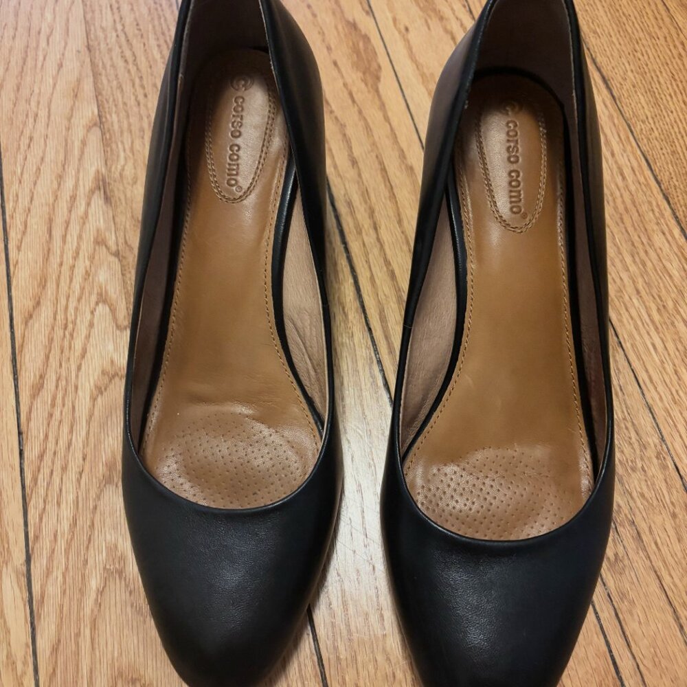 Black Corso Como wedge pumps, size 11